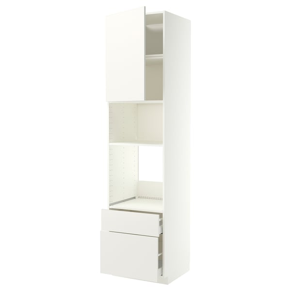 Un meuble de cuisine METOD blanc avec portes et tiroirs. C’est un design haut et mince avec des étagères ouvertes à l’intérieur.