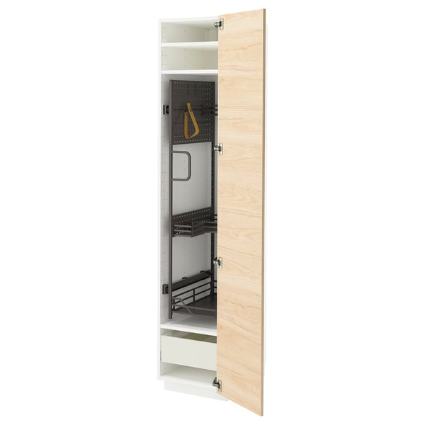 Une armoire de cuisine de couleur cendrée claire de la série ikeas METOD, dotée d’une étagère réglable et d’un tiroir coulissant avec mécanismes de fermeture lente.