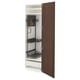 Armoire de cuisine ouverte METOD avec portes en bois de sinarp brun foncé, étagères en métal noir et plateau coulissant, mettant en valeur un rangement réglable.