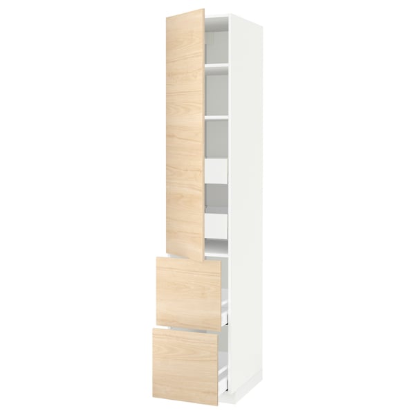 Une armoire de cuisine METOD blanche avec des portes à motifs en bois de frêne clair et des étagères réglables.
