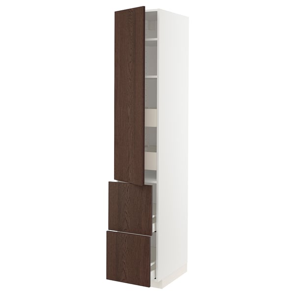 Armoire de cuisine haute en blanc avec portes en bois brun foncé. Trois compartiments, un design moderne et élégant.