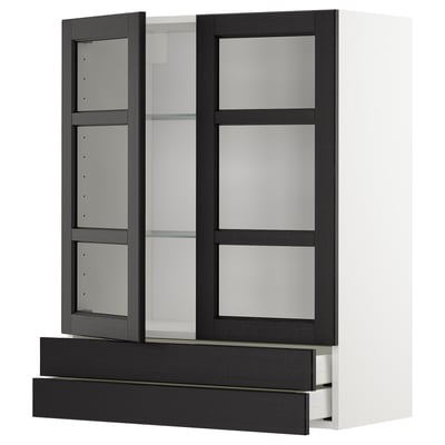 Armoire de cuisine METOD en vitrail noir avec tiroir en bois, portes ouvertes.