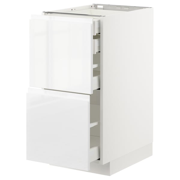 Une armoire de cuisine METOD blanche avec des tiroirs brillants et des poignées intégrées. Il a un design élégant et moderne.
