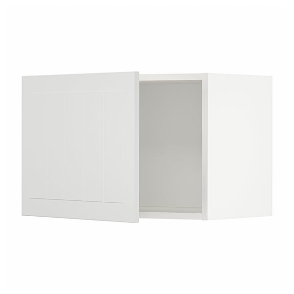 Un meuble de cuisine METOD blanc. Il est rectangulaire avec des lignes épurées et épurées et un design moderne. L’armoire est une porte plate avec des rainures verticales.