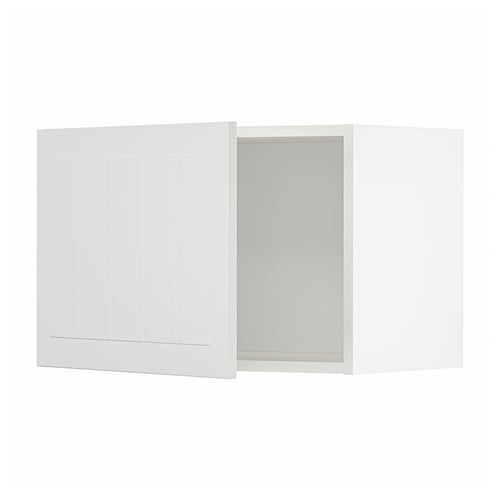 Un meuble de cuisine METOD blanc. Il est rectangulaire avec des lignes épurées et épurées et un design moderne. L’armoire est une porte plate avec des rainures verticales.