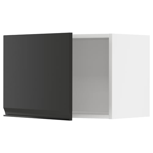Une armoire de cuisine noire élégante et moderne avec une finition mate et une poignée sans couture, qui fait partie du système de cuisine METOD.