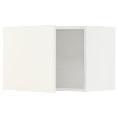 Set d’armoires de cuisine METOD : armoires gauche, centre ouvertes, droites en blanc, design minimaliste.