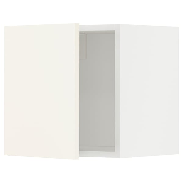 Un ensemble d’armoires de cuisine METOD blanc au design épuré, doté de charnières à encliqueter et d’un cadre robuste.
