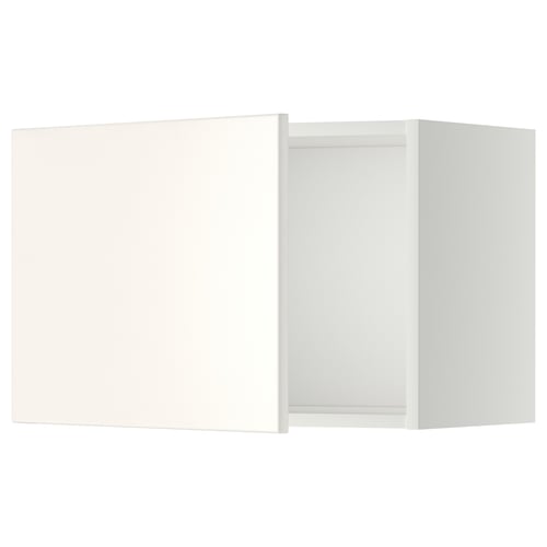 Une armoire murale de cuisine METOD blanche avec une finition lisse. L’armoire est rectangulaire et dotée d’une charnière d’un côté.