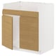 Un meuble de cuisine blanc et en bois clair au design minimaliste et aux poignées intégrées.