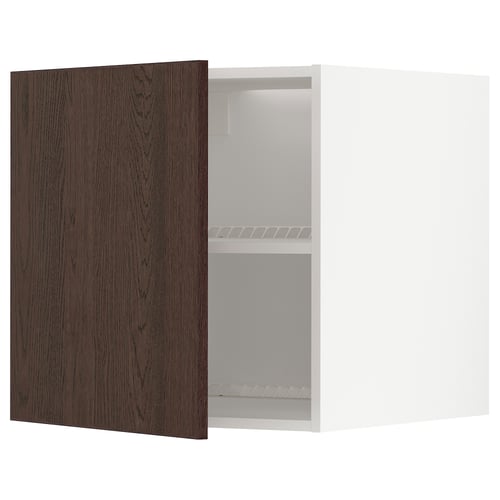 Une armoire de cuisine METOD ouverte avec des portes en bois sinarp brun foncé, un intérieur blanc et des étagères réglables.