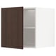 Une armoire de cuisine METOD ouverte avec des portes en bois sinarp brun foncé, un intérieur blanc et des étagères réglables.