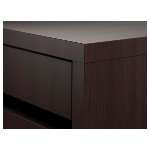 Bureau en bois foncé en gros plan montrant un design élégant et moderne avec des bords lisses et des lignes épurées.