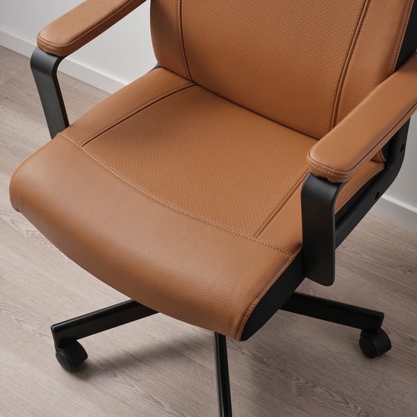 Chaise de bureau élégante avec assise et dossier rembourrés, accoudoirs et roues robustes pour un mouvement en douceur.
