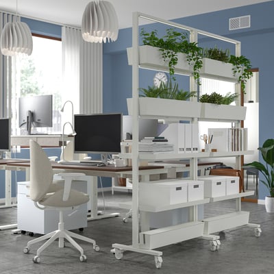 Espace de travail moderne avec support mobile pour plantes, bureau, chaises, ordinateurs et lampes MITTZON