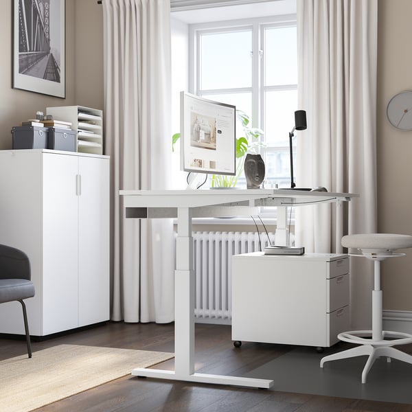 Configuration de bureau à domicile minimaliste moderne avec bureau, chaise et armoire MITTZON blancs ; Propre, fonctionnel et bien organisé.