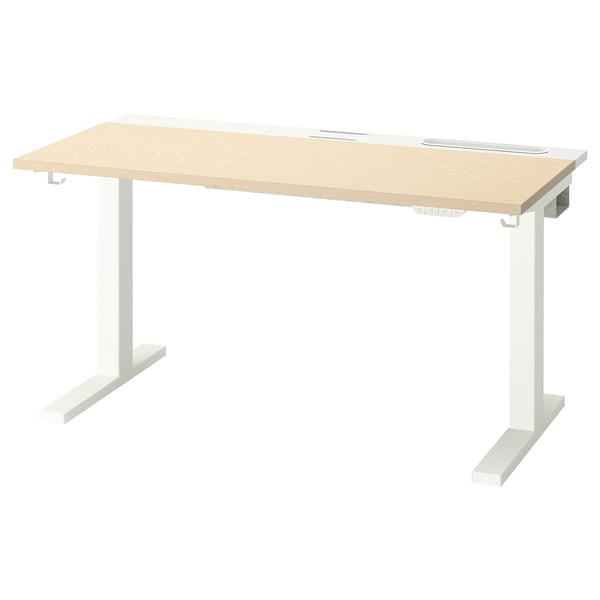 Bureau assis/debout MITTZON avec plateau en bois clair et pieds blancs, doté de deux moteurs et d’une gestion des câbles.