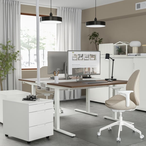 Configuration de bureau moderne avec bureau MITZZON, chaise ergonomique, moniteurs, clavier, souris et accessoires. Spacieux, réglable en hauteur, garanti 10 ans.
