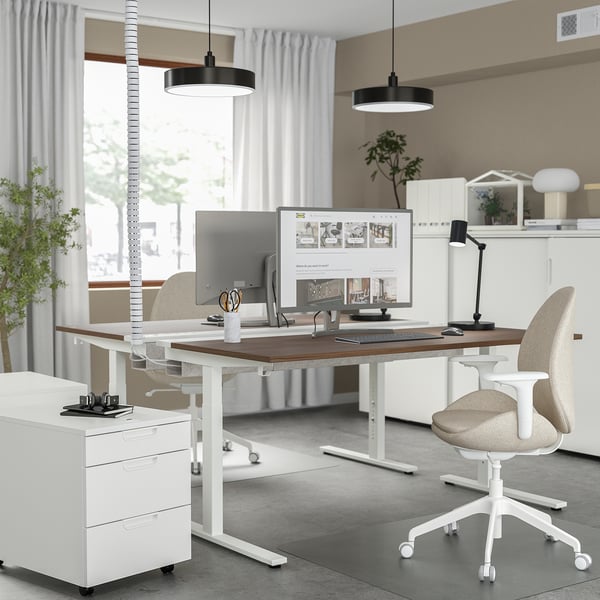 Bureau à domicile avec bureau réglable MITTZON, deux moniteurs, chaise beige, design ergonomique.