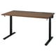 Le bureau assis-debout MITTZON avec un plateau en bois et des pieds noirs, conçu pour être réglable en hauteur.