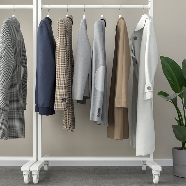 Porte-manteau MITTZON avec plusieurs trails, accrochant diverses vestes et manteaux. Roulettes pour la mobilité, idéales pour l’entrée de bureau.
