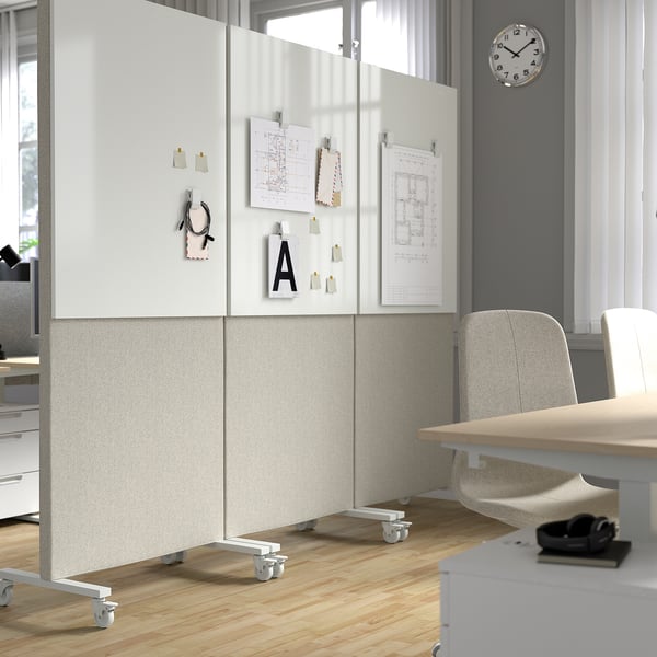 Cloison de bureau avec roulettes, tableau blanc et notes épinglées dessus. Convient pour les réunions et les ateliers, offrant une absorption acoustique et une division de l’espace.