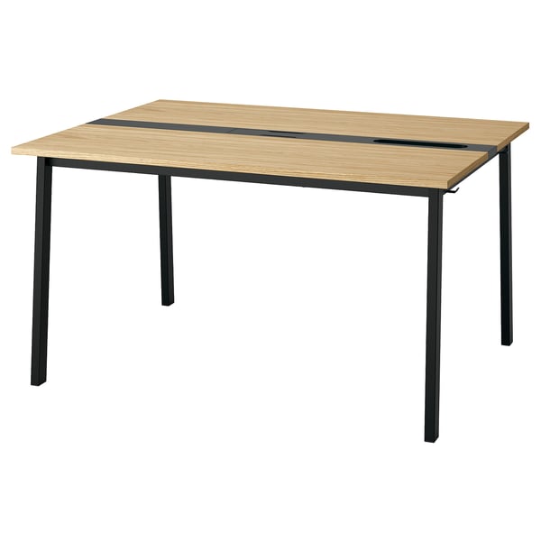Une table de conférence MITTZON avec un plateau marron clair et des pieds noirs, de forme carrée et de design simple.