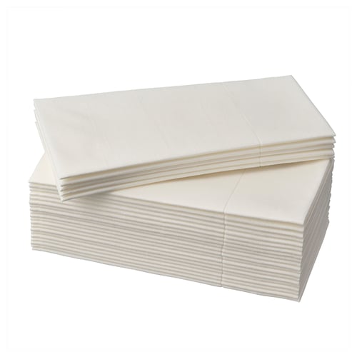 Pile de serviettes en papier blanc soigneusement pliées, avec une poche pour les couverts.