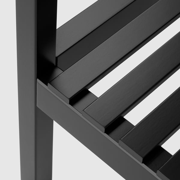 Banc en bois gris foncé, assise à lattes, cadre robuste.