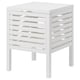 Un tabouret MUSKAN blanc avec un design à lattes pour le rangement sous le couvercle. Il est fait de bois de tremble massif.