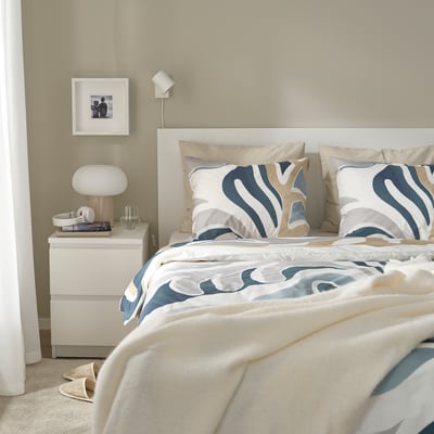 Ensemble de couette MYGGLASVINGE avec motifs de feuilles en bleu clair/beige sur blanc. Mélange de coton et de viscose doux et respirant. Comprend des taies d’oreiller.