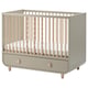 Lit bébé beige MYLLRA avec tiroir simple et matelas léger.