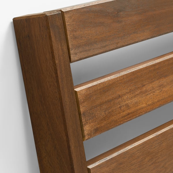 Ensemble de meubles d’extérieur en bois avec des lattes d’acacia robustes.