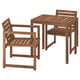 L’ensemble d’extérieur NÄMMARÖ comprend une table en bois brun et deux fauteuils, parfaits pour la détente.