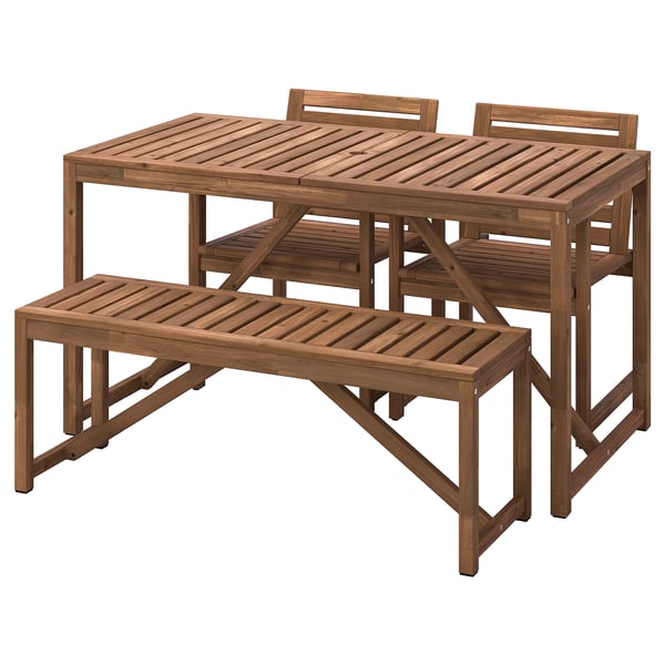 Set d’extérieur NÄMMARÖ : table à manger en bois d’acacia brun, 4 chaises et 1 banc à lattes.