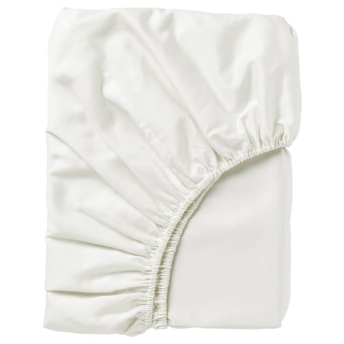 Un drap de lit blanc plié nommé NATTJASMIN, à la texture lisse et soyeuse, aux bords froncés.