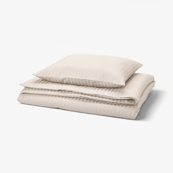 Ensemble couette NATTJASMIN, beige avec des rayures subtiles, en coton doux et en lyocell, soigneusement plié.