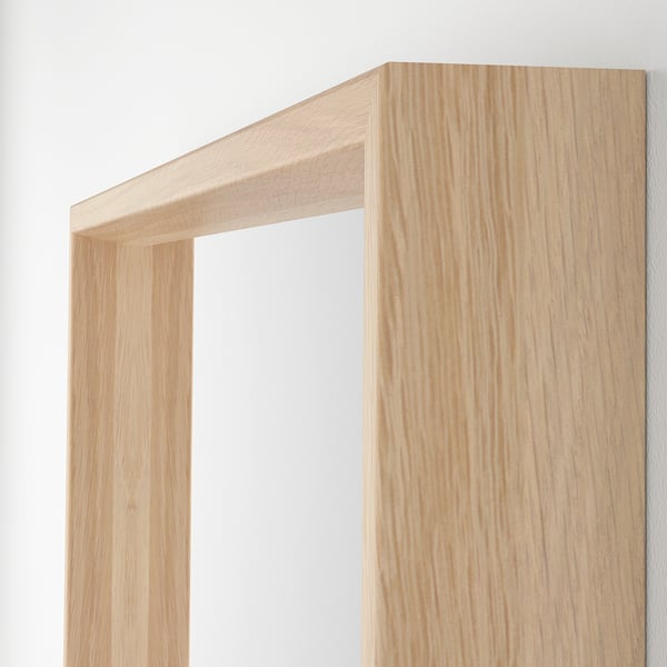 Miroir à cadre en bois clair, bien fait, bien coupé et poli.