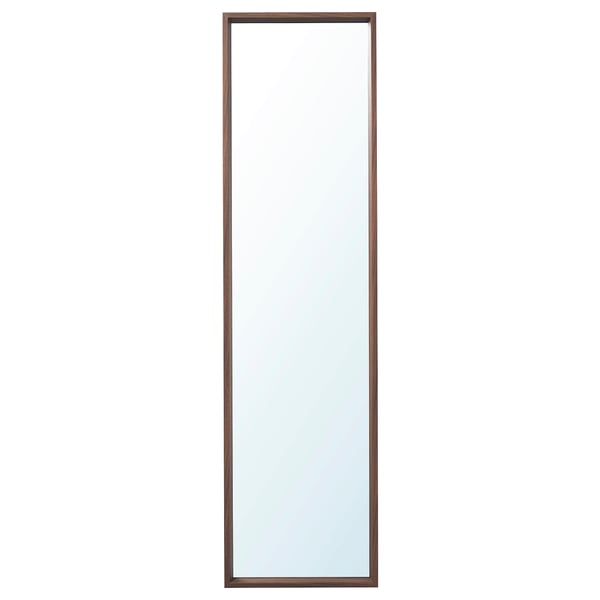 Le miroir NISSEDAL est un miroir mural élégant et rectangulaire avec un cadre marron foncé, parfait pour les chambres ou les salles de bains.