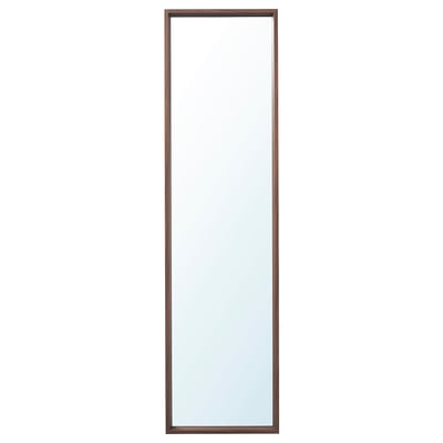 Le miroir NISSEDAL est un miroir mural élégant et rectangulaire avec un cadre marron foncé, parfait pour les chambres ou les salles de bains.