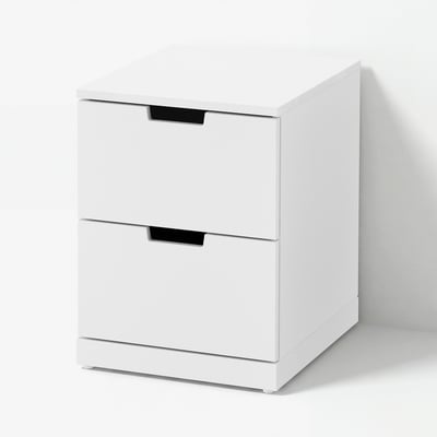Coffre blanc NORDLI à 2 tiroirs, design minimaliste moderne avec des lignes épurées et des poignées noires.