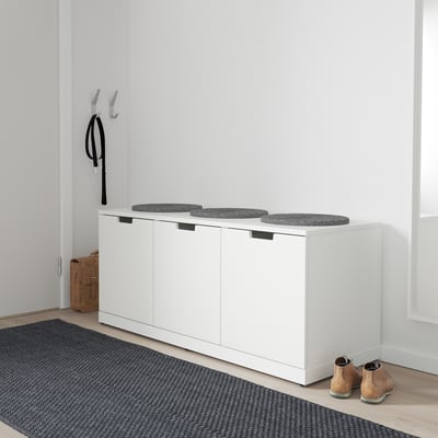 Coffre NORDLI avec coussins, manteau, sac et botte.