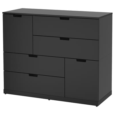 Une commode NORDLI noire à six tiroirs. Le design moderne, les lignes épurées et les glissières de tiroir lisses.