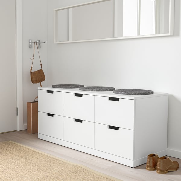 Commode NORDLI blanche à 6 tiroirs, coussinets ronds, porte, étagère à chaussures, lignes épurées.