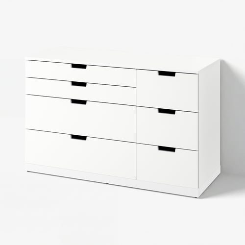 Une commode blanche NORDLI avec six tiroirs dans un style minimaliste moderne. Faite de particules et de fibreboard, elle a des lignes nettes et des poignées noires.