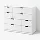 Coffre blanc NORDLI à 6 tiroirs ; design moderne, minimaliste, rectangulaire avec poignées noires élégantes.