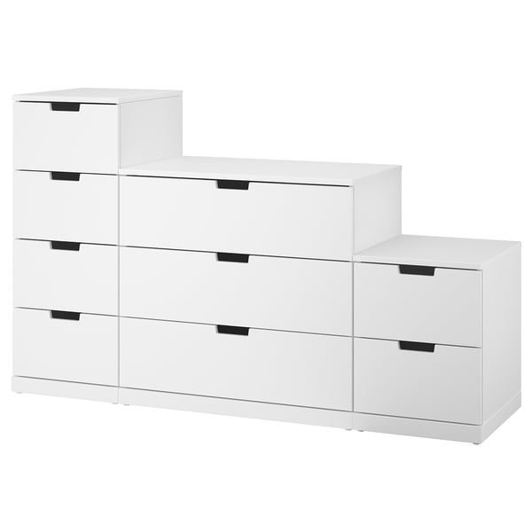Commode NORDLI blanche avec tiroirs empilés modernes et poignées noires.