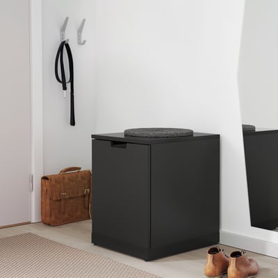Tiroirs IKEA NORDLI noirs avec coussin, sac et bottes.