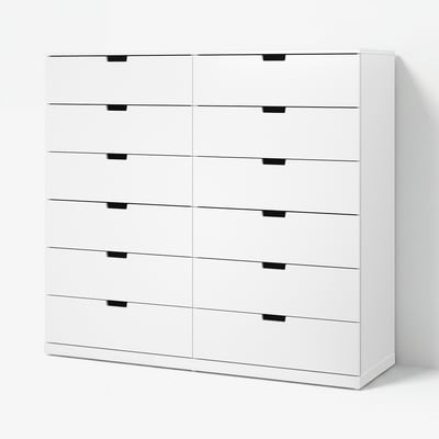 Une commode NORDLI blanche avec neuf tiroirs, au design minimaliste et moderne avec des lignes épurées et des poignées noires.