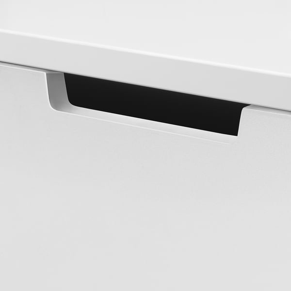 Poignée de tiroir blanche élégante sur armoire lisse et de haute qualité.